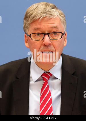 29 gennaio 2019, Berlin: Hans-Peter Bartels, il Commissario per le Forze Armate del Bundestag tedesco, presenta la relazione annuale per il 2018 e risponde alle domande dei giornalisti prima della Federal conferenza stampa. Foto: Wolfgang Kumm/dpa Foto Stock
