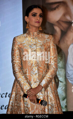 Mumbai, India. 28 gen, 2019. L'attrice Sonam Kapoor visto durante il rimorchio lancio del suo prossimo film di Hindi "Ek Ladki Ko Dekha Toh Aisa Laga' all'hotel JW Marriott, Juhu di Mumbai. Credito: SOPA Immagini limitata/Alamy Live News Foto Stock