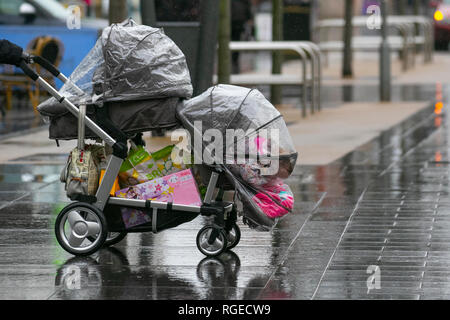 W rametti di tosatura con coperture per la pioggia a Southport, Merseyside. Gennaio, 2019. Meteo Regno Unito. Giornata fredda, umida, vinosa, sleety, ventosa nel centro della città. Pioggia e neve che si diffonde nel nord-ovest con temperature che dovrebbero scendere ulteriormente. Credito. MWI/AlamyLiveNews/ Foto Stock