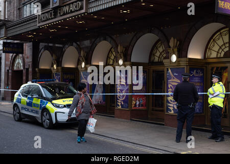 Londra, Inghilterra. Il 29 gennaio 2019. Due poliziotti stand al di fuori di un cordone su Old Compton Street al di fuori del Prince Edward Theatre nel West End di Londra. Credito: Jon Rosenthal/Alamy Live News Foto Stock