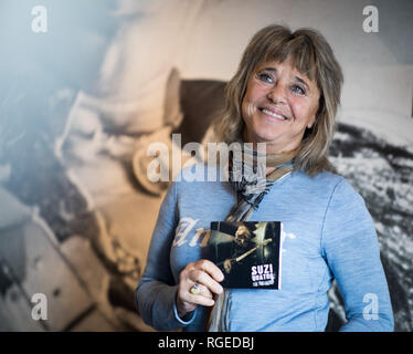 Amburgo, Germania. 29 gen, 2019. Il cantante rock Suzi Quatro presenta il suo nuovo album 'Nessun controllo" in occasione di una conferenza stampa al Hard Rock Cafè di Amburgo. Credito: Christian Charisius/dpa/Alamy Live News Foto Stock