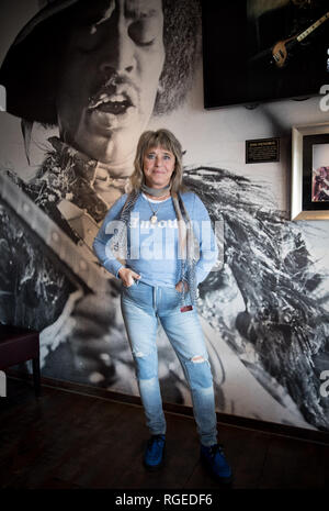 Amburgo, Germania. 29 gen, 2019. Il cantante rock Suzi Quatro presenta il suo nuovo album 'Nessun controllo' in corrispondenza di un evento stampa in Hard Rock Cafe Amburgo alla Landungsbrücken. Credito: Christian Charisius/dpa/Alamy Live News Foto Stock