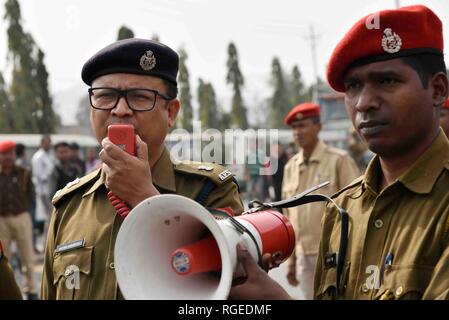 Guwahati, Assam, India. Gen 29, 2019. Tutti gli studenti Assam' Union (AASU) blocco di attivisti National Highway 37 vicino Basistha durante una manifestazione di protesta contro la recente aggressione contro membri AASU a Ghagrapar, Nalbari da presunti BJP attivisti di Guwahati, Assam Martedì, 29 gennaio, 2019. Credito: David Talukdar/Alamy Live News Foto Stock