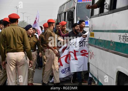 Guwahati, Assam, India. Gen 29, 2019. Tutti gli studenti Assam' Union (AASU) blocco di attivisti National Highway 37 vicino Basistha durante una manifestazione di protesta contro la recente aggressione contro membri AASU a Ghagrapar, Nalbari da presunti BJP attivisti di Guwahati, Assam Martedì, 29 gennaio, 2019. Credito: David Talukdar/Alamy Live News Foto Stock