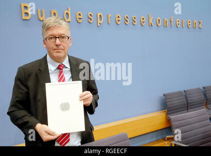 29 gennaio 2019, Berlin: Hans-Peter Bartels, il Commissario per le Forze Armate del Bundestag tedesco, presenta la relazione annuale per il 2018 e risponde alle domande dei giornalisti prima della Federal conferenza stampa. Foto: Wolfgang Kumm/dpa Foto Stock
