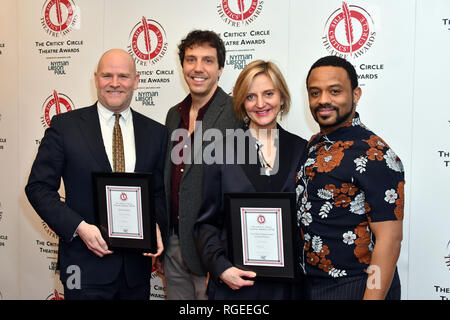 Londra, Regno Unito. 29 gen 2019. Chris Harper, Alex Gaumond, Marianne Elliott, Ashley Campbell presso i critici' Circle Theatre Awards cerimonia annuale che celebra i successi di 2018's produzioni teatrali, al Prince of Wales Theatre Credito: Nils Jorgensen/Alamy Live News Foto Stock