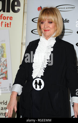 Amanda Barrie visto arrivare per la Oldie premi a The Simpsons, sullo Strand a Londra. Foto Stock