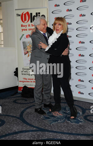 Amanda Barrie con Lionel Blair sono visto arrivare per la Oldie premi a The Simpsons, sullo Strand a Londra. Foto Stock