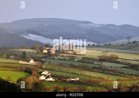 Regno Unito - Previsioni del tempo - Dopo un giorno di pesanti acquazzoni invernali tardo pomeriggio di sole illumina i paesaggi innevati delle montagne Cambriano vicino a Aberystwyth, Wales, Regno Unito - 29-Gen-2019 - John Gilbey/Alamy Live News Foto Stock