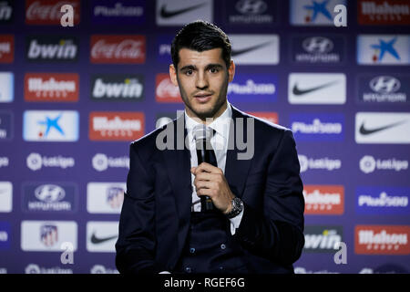 Alvaro appartamento Morata visto durante la sua presentazione ufficiale come nuovo giocatore di Atletico de Madrid a Wanda Metropolitano Stadium in Madrid. Foto Stock