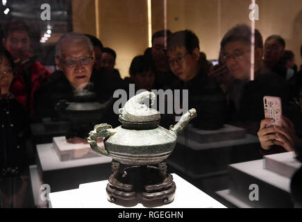 (190129) -- Pechino, 29 gennaio, 2019 (Xinhua) -- visitatori guardano la nave conosciuta come la tigre di bronzo Ying presso il museo nazionale della Cina a Pechino Capitale della Cina, 29 gennaio, 2019. Un saccheggiato cinese nave bronzo restituita alla Cina nel novembre scorso è sul display in esclusiva una mostra presso il museo nazionale della Cina. La nave che risale al Western Zhou periodo (1046 BC-771 BC) era elencato in asta in aprile 2018 dalla Gran Bretagna da Canterbury Asta Gallerie e fu successivamente rispediti in Cina grazie agli sforzi della Cina le amministrazione dello Stato del patrimonio culturale in novembre. Essa è stata aggiunta Foto Stock