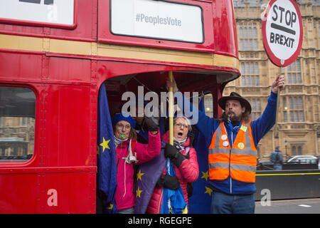 Londra REGNO UNITO 29 gen 2019 Pro-UE manifestanti dimostrare su un autobus vicino alla Casa del Parlamento il giorno MPs votazione sulla revoca dell'UE trattare gli emendamenti. Credito: Thabo Jaiyesimi/Alamy Live News Foto Stock