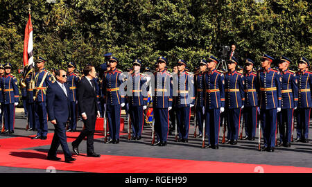 Il Cairo, Egitto. 29 gen, 2019. Il Presidente egiziano Abdel Fattah al-Sisi ispeziona un guardia d'onore con il presidente francese Emmanuel Macron al palazzo presidenziale il Cairo, Egitto, 28 gennaio 2019 in questa dispensa foto per gentile concessione della Presidenza egiziana credito: il Presidente egiziano Ufficio APA/images/ZUMA filo/Alamy Live News Foto Stock