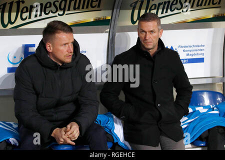 29 gennaio 2019, Sassonia-Anhalt, Magdeburg: Calcio: Seconda Bundesliga, XIX giornata, 1° FC Magdeburg - FC Erzgebirge Aue in MDCC-Arena. Magdeburg la testa delle licenze di Maik Franz (l) insieme a Magdeburg il direttore sportivo Mario Kallnik prima di iniziare il gioco. Foto: Joachim Sielski/dpa-Zentralbild/dpa - NOTA IMPORTANTE: In conformità con i requisiti del DFL Deutsche Fußball Liga o la DFB Deutscher Fußball-Bund, è vietato utilizzare o hanno utilizzato fotografie scattate allo stadio e/o la partita in forma di sequenza di immagini e/o video-come sequenze di foto. Foto Stock