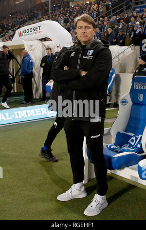 Magdeburg, Germania. 29 gen, 2019. Calcio: Seconda Bundesliga, XIX giornata, 1° FC Magdeburg - FC Erzgebirge Aue in MDCC-Arena. Magdeburg coach Michael Oenning è sull orlo di un gioco. Credito: Joachim Sielski/dpa-Zentralbild/dpa - NOTA IMPORTANTE: In conformità con i requisiti del DFL Deutsche Fußball Liga o la DFB Deutscher Fußball-Bund, è vietato utilizzare o hanno utilizzato fotografie scattate allo stadio e/o la partita in forma di sequenza di immagini e/o video-come sequenze di foto./dpa/Alamy Live News Foto Stock