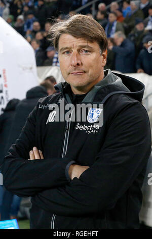 Magdeburg, Germania. 29 gen, 2019. Calcio: Seconda Bundesliga, XIX giornata, 1° FC Magdeburg - FC Erzgebirge Aue in MDCC-Arena. Magdeburg coach Michael Oenning arriva al passo. Credito: Joachim Sielski/dpa-Zentralbild/dpa - NOTA IMPORTANTE: In conformità con i requisiti del DFL Deutsche Fußball Liga o la DFB Deutscher Fußball-Bund, è vietato utilizzare o hanno utilizzato fotografie scattate allo stadio e/o la partita in forma di sequenza di immagini e/o video-come sequenze di foto./dpa/Alamy Live News Foto Stock