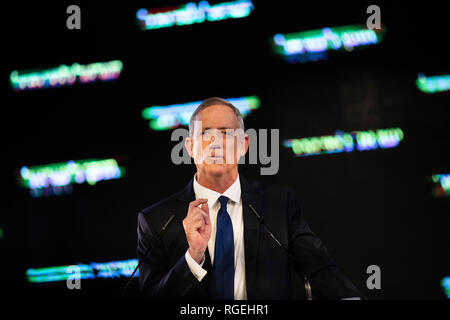 Tel Aviv, Israele. 29 gen, 2019. Benjamin 'Benny' Gantz, ex Capo di Stato Maggiore Generale delle Forze di Difesa Israeliane, parla ai suoi sostenitori durante il lancio della sua campagna elettorale per il mese di aprile 2019 elezioni israeliane. Il 27 dicembre 2018, Gantz ha stabilito il suo partito, denominato Israele resilienza Party (Hosen Yisrael), che sarà eseguito in israeliano elezioni legislative. Credito: Ilia Yefimovich/dpa/Alamy Live News Foto Stock