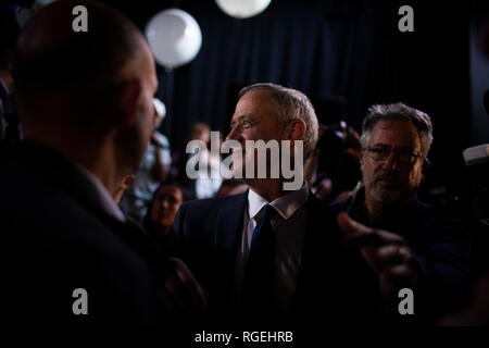 Tel Aviv, Israele. 29 gen, 2019. Benjamin 'Benny' Gantz, ex Capo di Stato Maggiore Generale delle Forze di Difesa Israeliane, si erge tra i suoi sostenitori durante il lancio della sua campagna elettorale per il mese di aprile 2019 elezioni israeliane. Il 27 dicembre 2018, Gantz ha stabilito il suo partito, denominato Israele resilienza Party (Hosen Yisrael), che sarà eseguito in israeliano elezioni legislative. Credito: Ilia Yefimovich/dpa/Alamy Live News Foto Stock