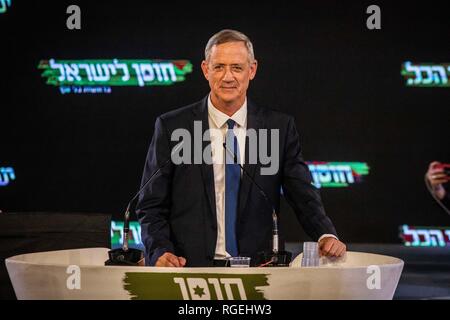 Tel Aviv, Israele. 29 gen, 2019. Benjamin 'Benny' Gantz, ex Capo di Stato Maggiore Generale delle Forze di Difesa Israeliane, parla ai suoi sostenitori durante il lancio della sua campagna elettorale per il mese di aprile 2019 elezioni israeliane. Il 27 dicembre 2018, Gantz ha stabilito il suo partito, denominato Israele resilienza Party (Hosen Yisrael), che sarà eseguito in israeliano elezioni legislative. Credito: Ilia Yefimovich/dpa/Alamy Live News Foto Stock