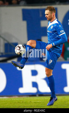 Magdeburg, Germania. 29 gen, 2019. Calcio: Seconda Bundesliga, XIX giornata, 1° FC Magdeburg - FC Erzgebirge Aue in MDCC-Arena. Magdeburg's Jan Kirchhoff sulla sfera. Credito: Joachim Sielski/dpa-Zentralbild/dpa - NOTA IMPORTANTE: In conformità con i requisiti del DFL Deutsche Fußball Liga o la DFB Deutscher Fußball-Bund, è vietato utilizzare o hanno utilizzato fotografie scattate allo stadio e/o la partita in forma di sequenza di immagini e/o video-come sequenze di foto./dpa/Alamy Live News Foto Stock