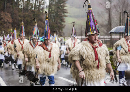 Zubieta, Navarra, Spagna. 29 gen, 2019. I partecipanti della tradizionale Zubieta carnevale vestito come ''joaldunaks'' marciando per le strade del villaggio. Credito: Celestino Arce Lavin/ZUMA filo/Alamy Live News Foto Stock