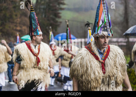 Zubieta, Navarra, Spagna. 29 gen, 2019. I partecipanti della tradizionale Zubieta carnevale vestito come ''joaldunaks'' marciando per le strade del villaggio. Credito: Celestino Arce Lavin/ZUMA filo/Alamy Live News Foto Stock