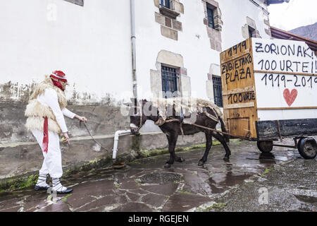 Zubieta, Navarra, Spagna. 29 gen, 2019. Partecipante del Zubieta carnevale vestito con un costume di terrore rende una performance per le strade del villaggio. Credito: Celestino Arce Lavin/ZUMA filo/Alamy Live News Foto Stock