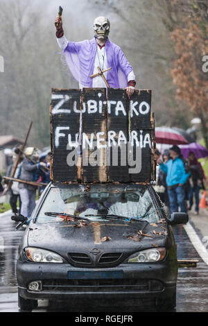 Zubieta, Navarra, Spagna. 29 gen, 2019. I partecipanti del carnevale Zubieta vestito con costumi di terrore per le strade del villaggio. Credito: Celestino Arce Lavin/ZUMA filo/Alamy Live News Foto Stock