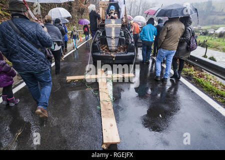 Zubieta, Navarra, Spagna. 29 gen, 2019. I partecipanti del carnevale Zubieta vestito con costumi di terrore, fare una performance per le strade del villaggio. Credito: Celestino Arce Lavin/ZUMA filo/Alamy Live News Foto Stock