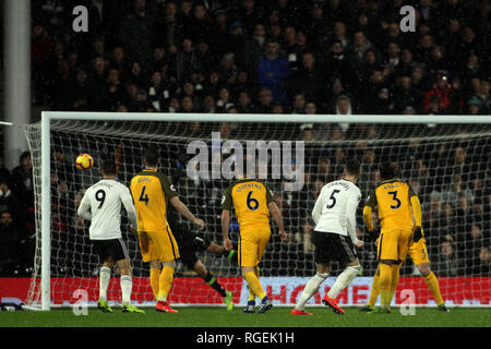 Londra, Regno Unito. Il 29 gennaio, 2019. Calum Camere di Fulham (c) punteggi della sua squadra il primo obiettivo. Premier League, Fulham v Brighton & Hove Albion a Craven Cottage di Londra, martedì 29 gennaio 2019. Questa immagine può essere utilizzata solo per scopi editoriali. Solo uso editoriale, è richiesta una licenza per uso commerciale. Nessun uso in scommesse, giochi o un singolo giocatore/club/league pubblicazioni. pic da Steffan Bowen/Andrew Orchard fotografia sportiva/Alamy Live news Foto Stock