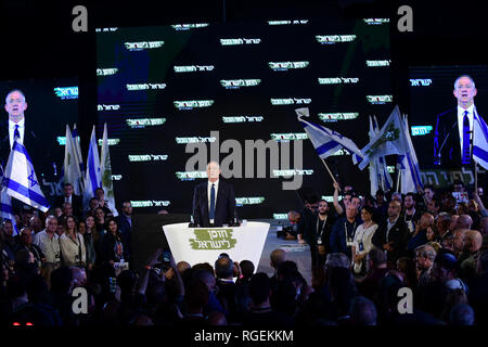 Tel Aviv, Israele. 29 gen, 2019. Ex capo di Stato Maggiore delle Forze di Difesa Israeliane Benny Gantz (C) risolve un rally elettorale a Tel Aviv, Israele, il 29 gennaio, 2019. Gantz e israeliano ex ministro della Difesa Moshe Ya'alon costituirà una parte indipendente in Israele elezioni generali programmati in aprile 2019. Credito: JINI/Tomer Neuberg/Xinhua/Alamy Live News Foto Stock