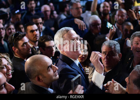 Tel Aviv, Israele. 29 gen, 2019. Ex capo di Stato Maggiore delle Forze di Difesa Israeliane Benny Gantz (C) assiste un rally elettorale a Tel Aviv, Israele, il 29 gennaio, 2019. Gantz e israeliano ex ministro della Difesa Moshe Ya'alon costituirà una parte indipendente in Israele elezioni generali programmati in aprile 2019. Credito: JINI/Tomer Neuberg/Xinhua/Alamy Live News Foto Stock