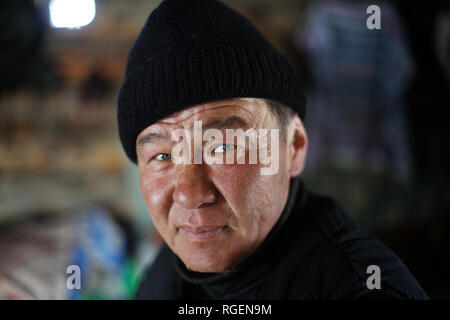 Custode del cavallo nella sua casa in legno, Oymyakon, Yakutia, Siberia, Russia Foto Stock