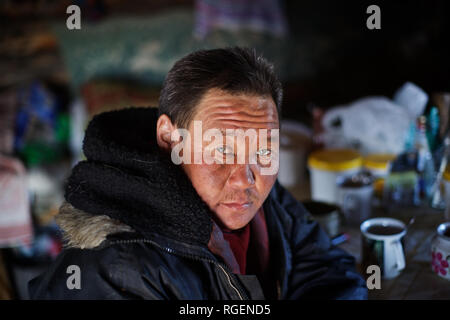 Custode del cavallo nella sua casa in legno, Oymyakon, Yakutia, Siberia, Russia Foto Stock