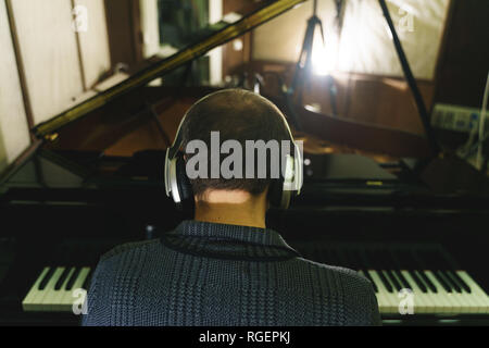 Il musicista a lavorare in studio di registrazione il pianoforte, sax, contrabbasso, tamburo Foto Stock