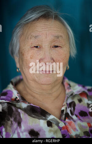 Evene russo vecchia donna, guida nel museo Topolinoe, Topolinoe village, Verkhoyansk montagne, Yakutia, Siberia, Russia Foto Stock