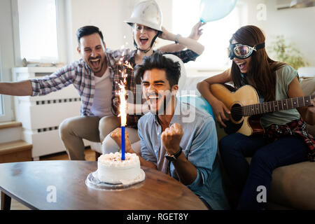 Gruppo di amici godendo e festeggia il compleanno e feste Foto Stock