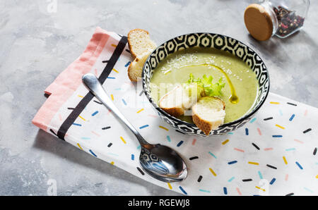 Una sana detox broccoli verdi minestra di crema in una ciotola sul tavolo di calcestruzzo. Foto Stock