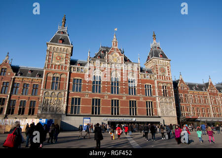 L'ingresso anteriore dell'Amsterdam Centraal stazione ferroviaria nei Paesi Bassi. Foto Stock