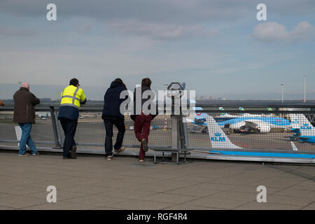 In corrispondenza del piano di piattaforma di osservazione presso l'aeroporto di Schiphol ad Amsterdam nei Paesi Bassi. Guardare la gente KLM decollo. Foto Stock