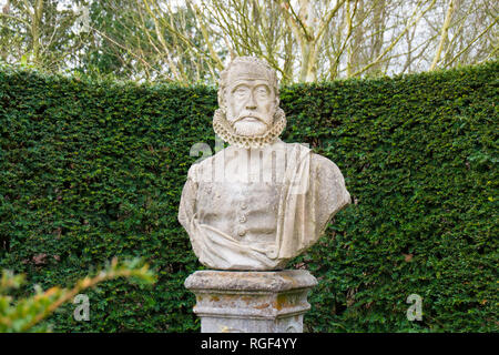 Un busto di pietra presso i giardini Keukenhof nei Paesi Bassi. Foto Stock