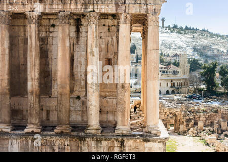 Uomo che cammina accanto alla massiccia colonne di pietra del Tempio di Bacco, Heliopolis rovine romane, Baalbek, Libano Foto Stock