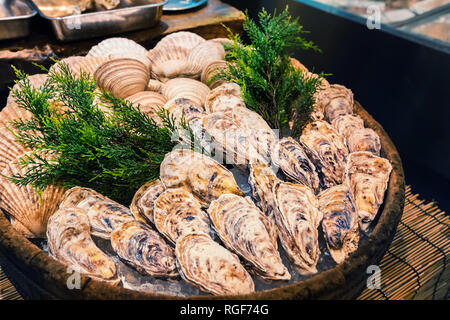 Ostrica fresca su ghiaccio come cibo di strada al mercato Nishiki, Kyoto, Giappone Foto Stock