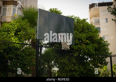 Basketball hoop in aria aperta. Vista dal lato sinistro. Metallo verde. Foto Stock