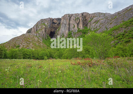 Torghatten vista da ovest con l'apertura a tunnel in medio Foto Stock