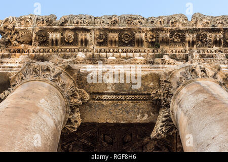 Colonne corinzie e intricati intarsi in pietra nel tempio di Bacco, Heliopolis rovine romane, Baalbek, Libano Foto Stock