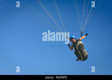 L'uomo sul paracadute. Parapendio in aria, chiudi immagine di un atleta la manovra Foto Stock