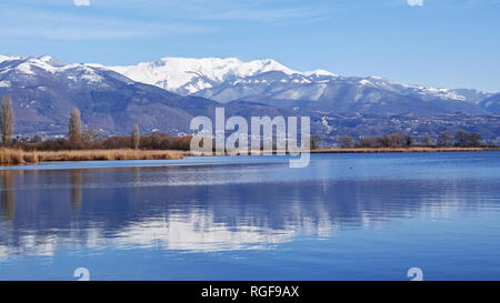 Il massiccio del Terminillo si riflette nelle acque del lago di Ripasottile, Rieti, Lazio, Italia Foto Stock