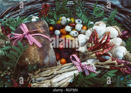 Gli ortaggi biologici e le uova nel paniere. Close-up. Foto Stock