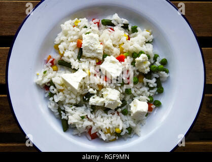 Pasto sano di mescolare il riso fritto, Verdure Miste e Formaggio Feta Foto Stock